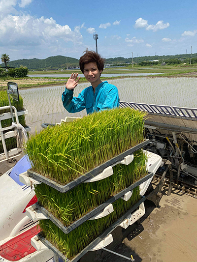 田植え機に乗るオカピョーさん.jpg